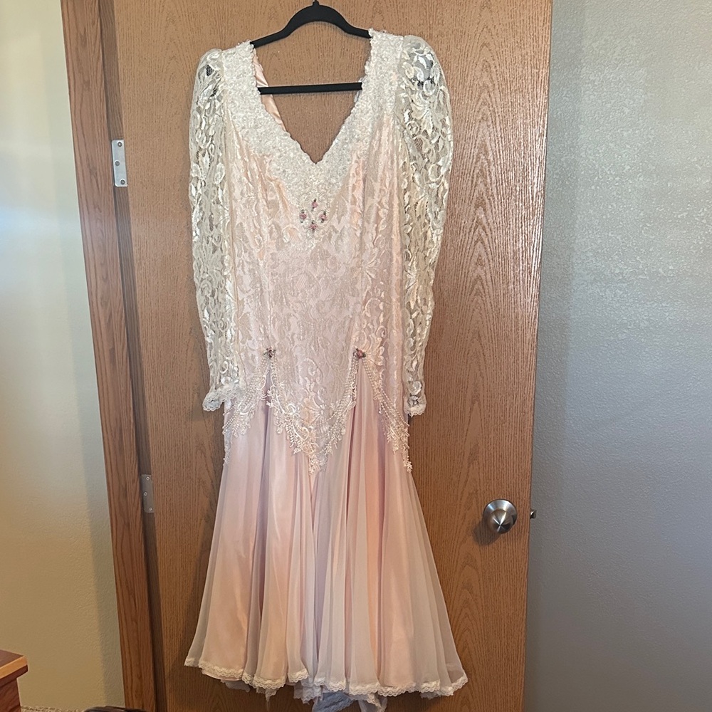Chic Vintage Cream Lace Long Sleeve Wedding/Bridal Dress